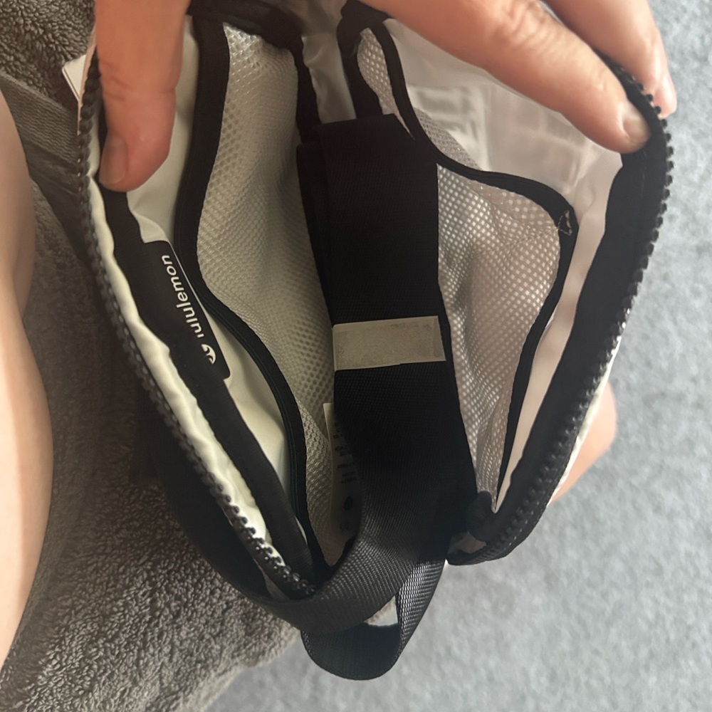 Lululemon everywhere belt bag 1L - Picture 6 of 9